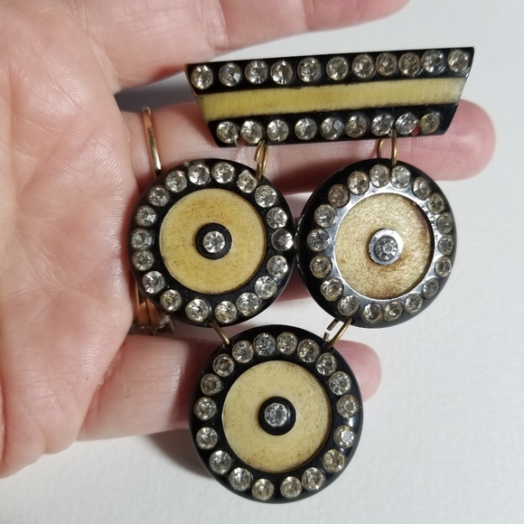 Relisted-Vintage Art Deco brooch early plastic pin yellow black clear rhinestone - Picture 4 of 16